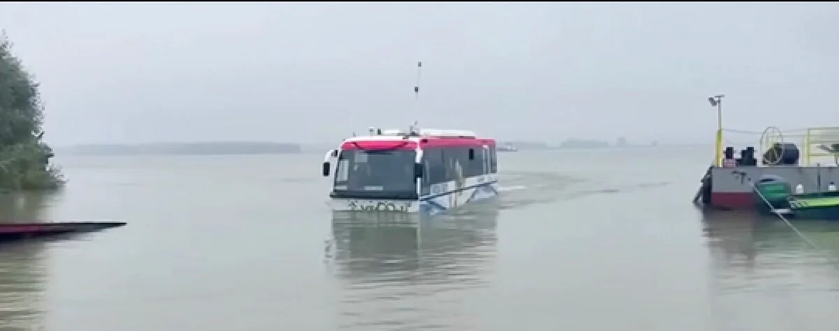 Un autobuz amfibie asigură legătura peste Dunăre între România și Bulgaria. Video