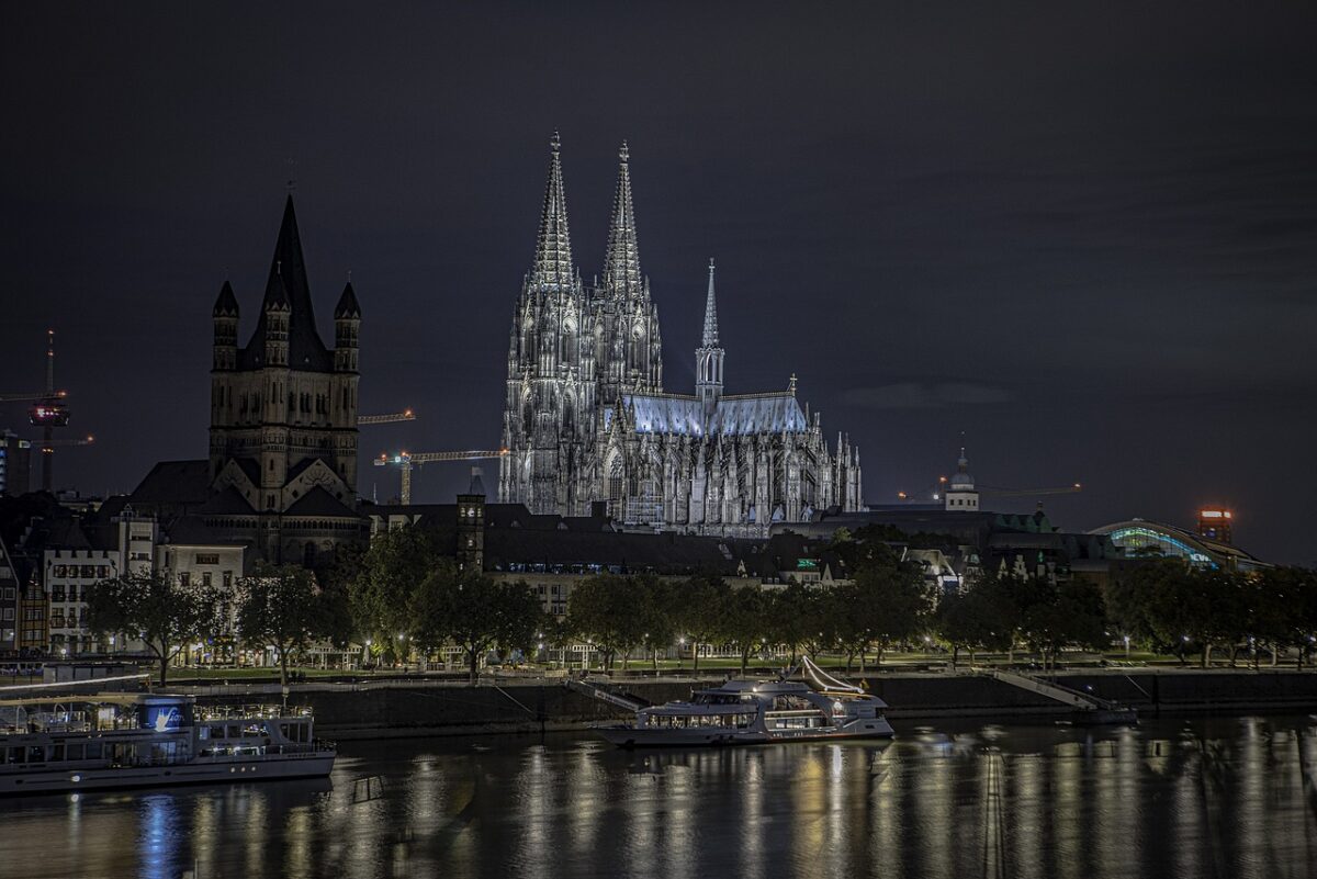 Atac armat dejucat de Anul Nou. Cine sunt suspecţii care doreau să arunce în aer catedrala din Köln