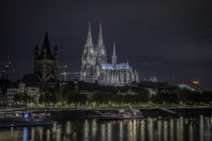 Atac armat dejucat de Anul Nou. Cine sunt suspecţii care doreau să arunce în aer catedrala din Köln