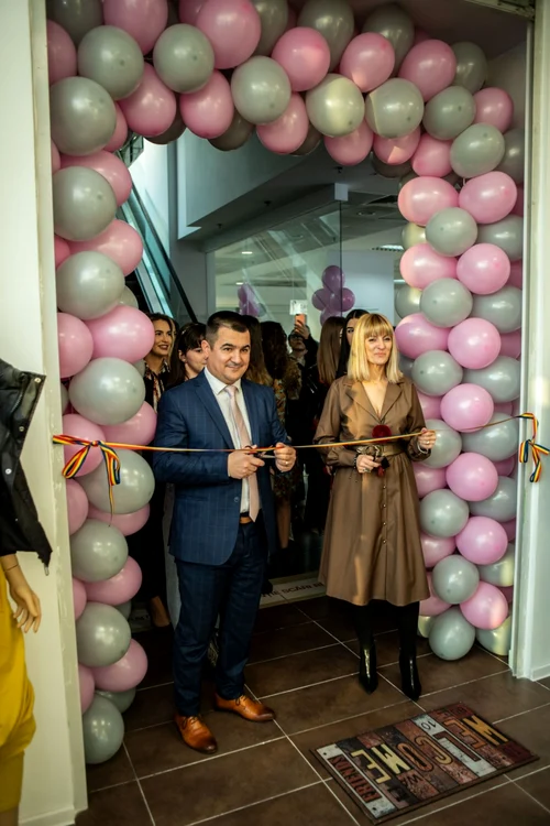 Lavinia Bugiu şi soţul, lider PSD, la inaugurarea magazinului din Piteşti