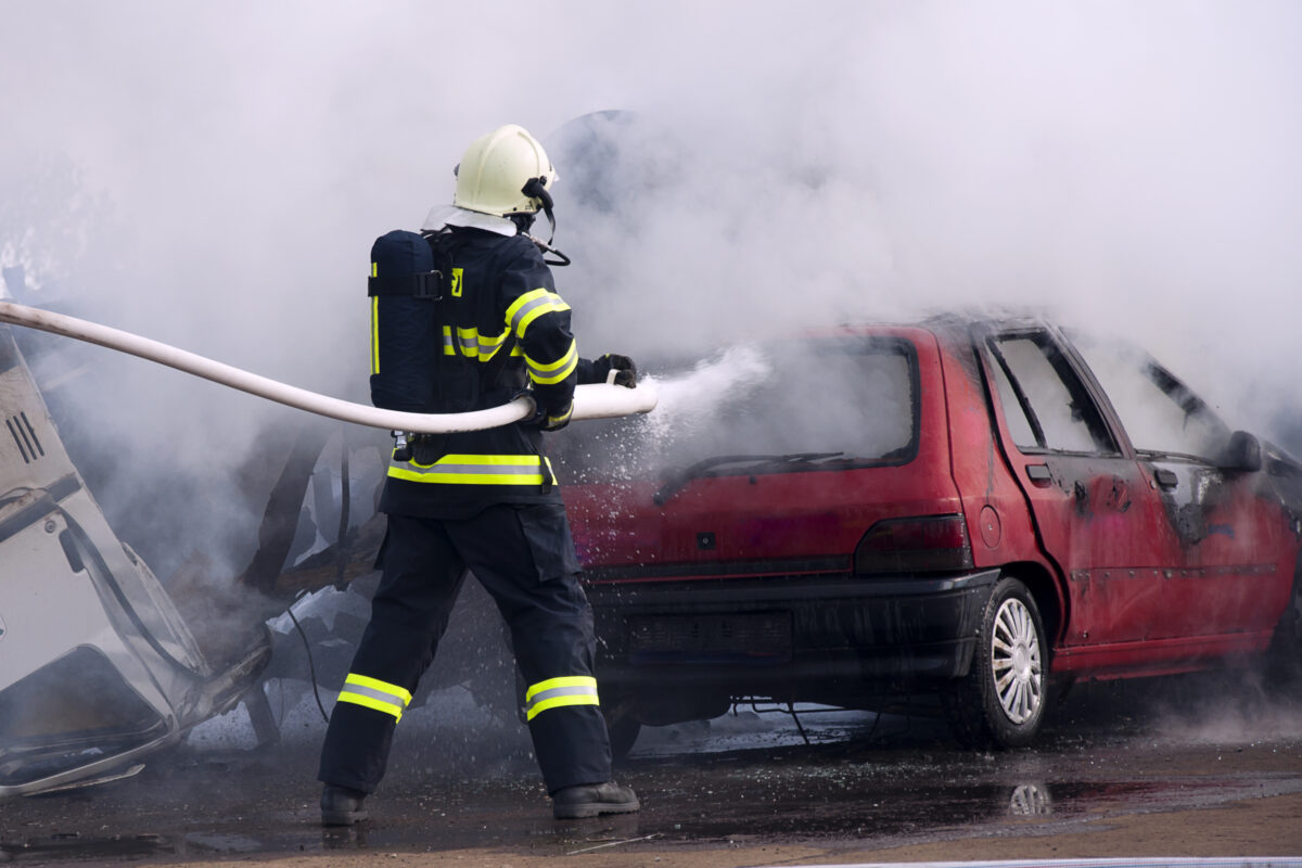 Trafic îngreunat într-o zonă din Capitală, după ce o mașină a luat foc