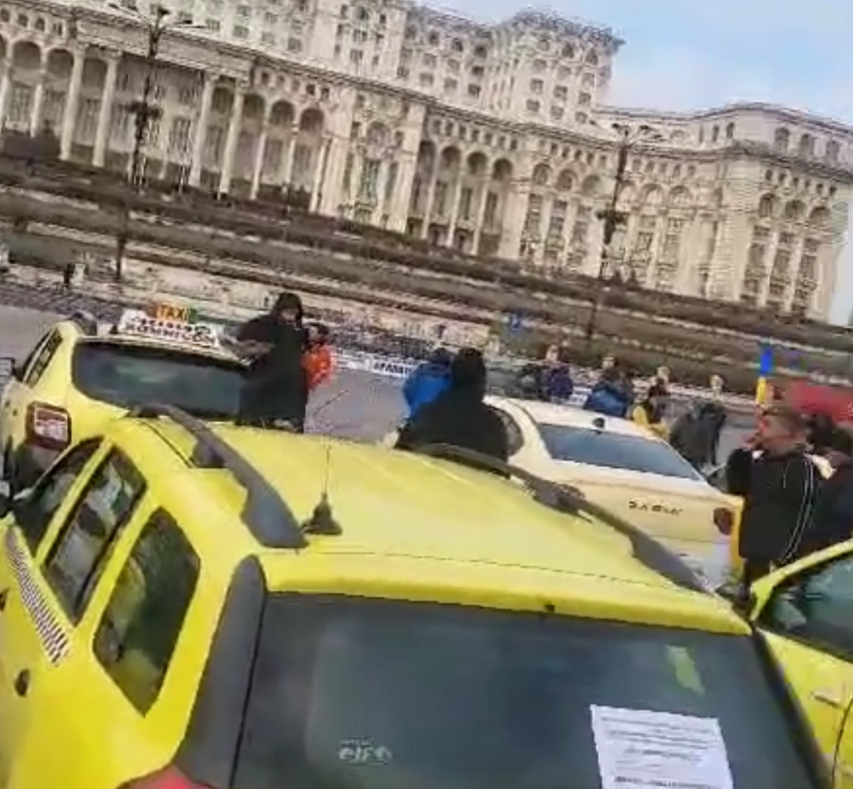 Taximetriștii au încheiat protestul. Revendicările acceptate de Guvern