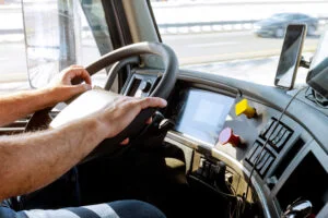 Permis de camion și autobuz. La ce vârstă se obține și cât costă școala de șoferi