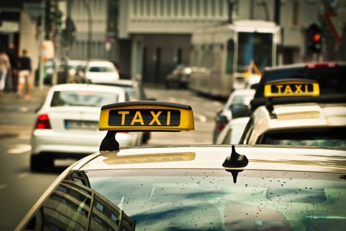 Taxiurile fără şofer circulă deja pe drumurile publice. Cum arată şi cine le conduce