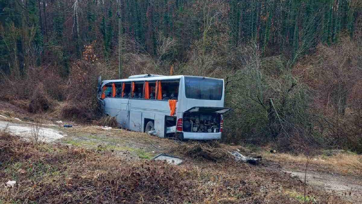Accident în Bulgaria. Un autobuz cu turiști, condus de un român, s-a ciocnit cu un camion turcesc