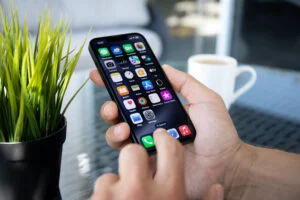 Apple oferă acces la tehnologia sa AI. Dezvoltatorii vor putea crea aplicații personalizate