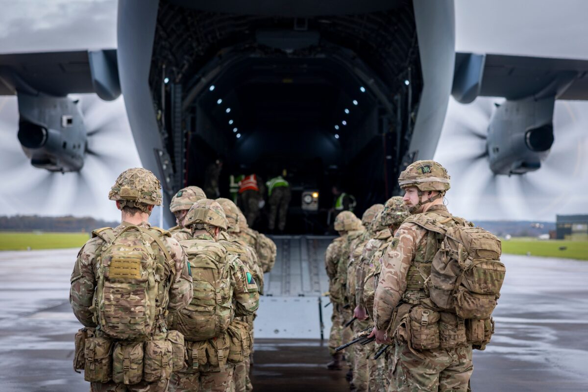Civilii, chemați sub arme în Marea Britanie. NATO, supus unei „presiuni fără precedent”