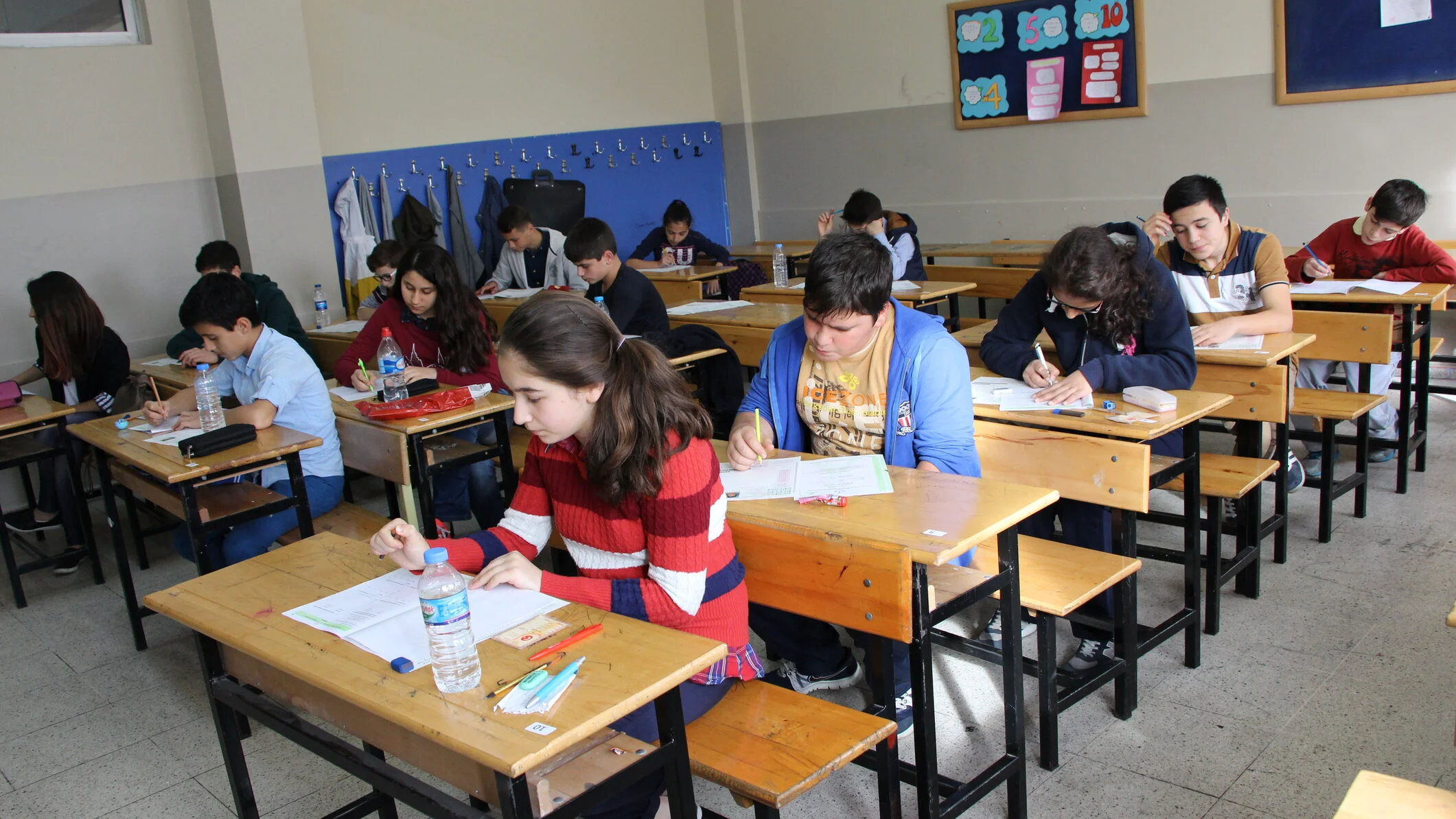 Socialism „pe pâine” în școlile românești. 78% dintre liceeni sunt deja de stânga
