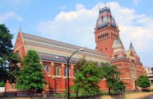 Administrația Trump a înghețat fondurile Universității Harvard. Ce a cerut departamentul Educației
