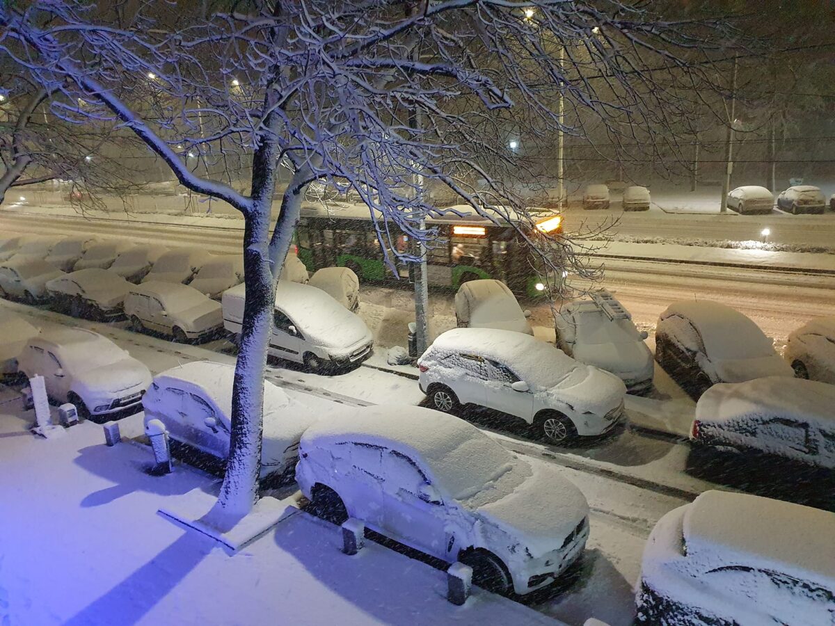 Bucureștiul, paralizat de ninsoarea. Strat de zăpadă de 10 cm. Nici urmă de utilaje de dezăpezire