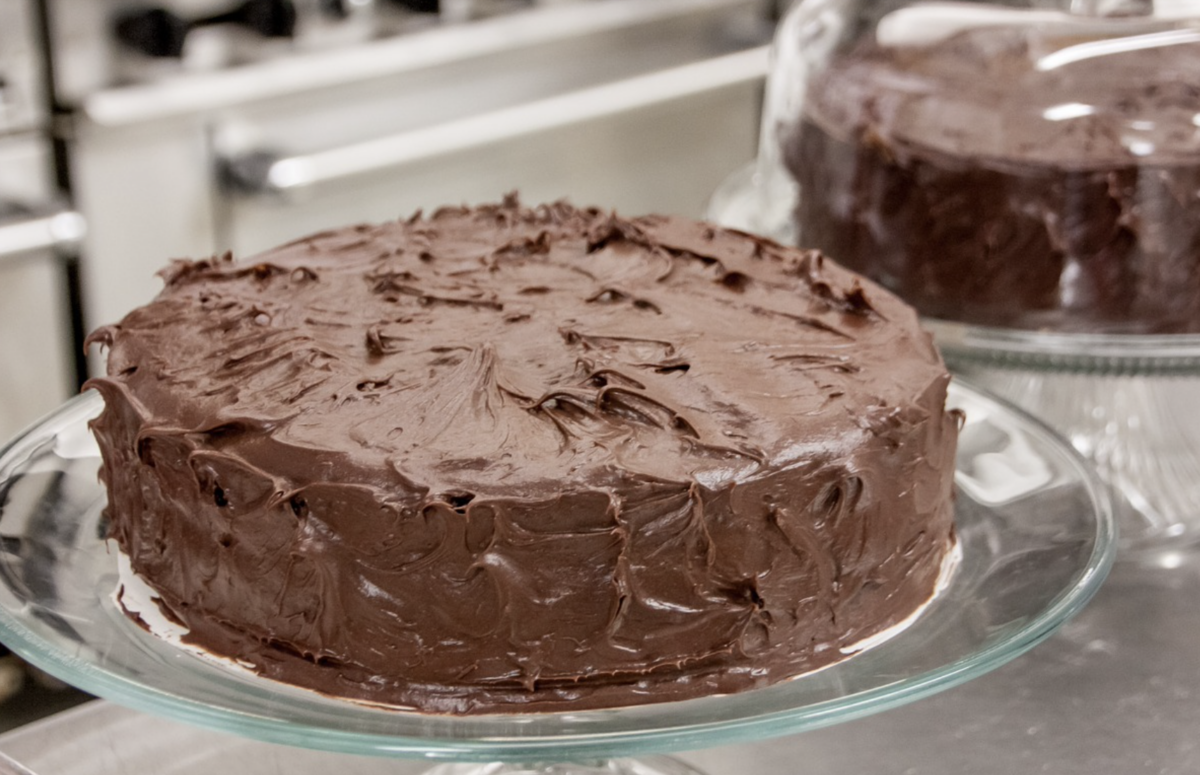 Un tort cu ciocolată și fructe pe care-l faceți rapid. Nu îl coaceți și nu puneți zahăr