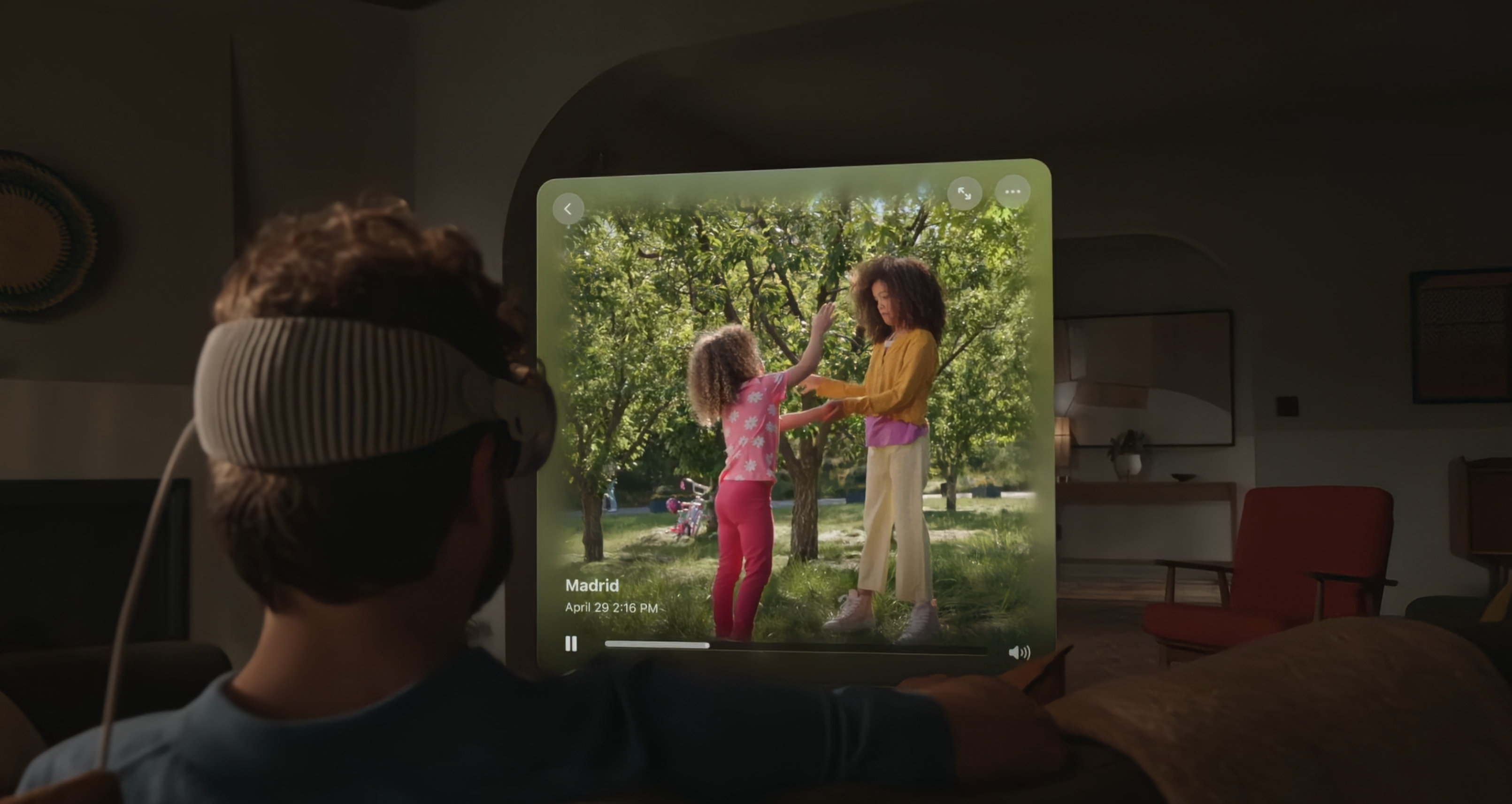 Apple Vision Pro, primul headset VR/AR de la Apple.