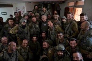 Premierul israelian Benjamin Netanyahu și soldații IDF. Sursa Foto- Facebook