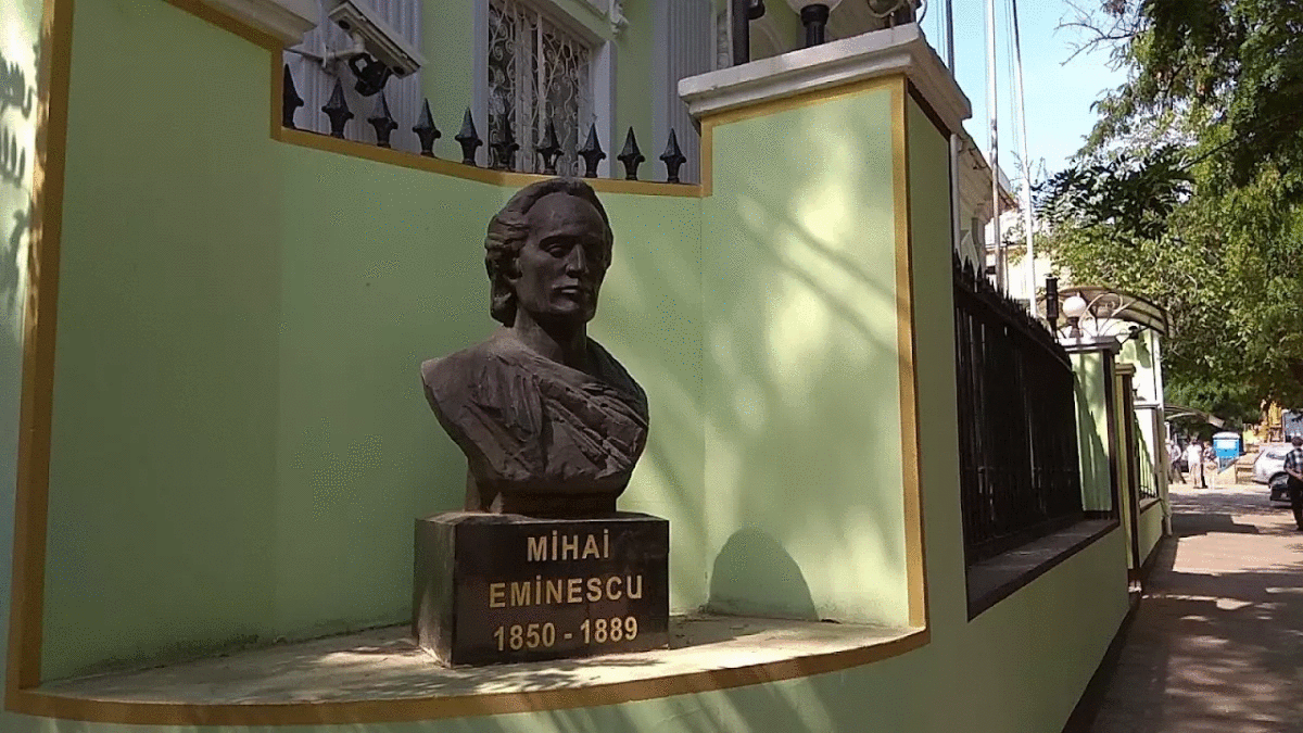 Bustul lui Mihai Eminescu de pe gardul Consulatului General al României din Odesa