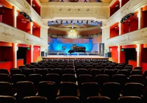 Scandal la Filarmonica Sibiu. Sindicaliștii au blocat conducerea în interiorul instituției