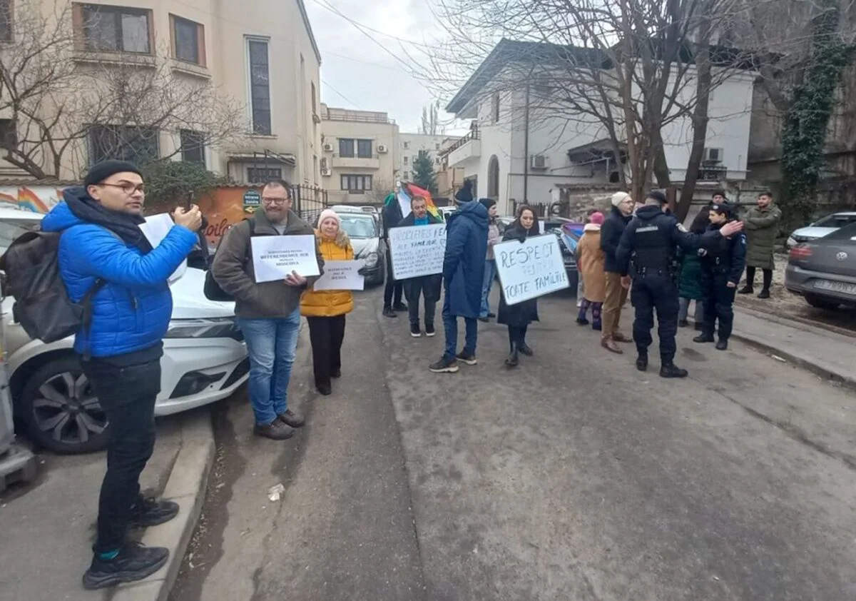 Miting LGBT în fața sediului AUR. Manifestanții se plâng că au fost agresați