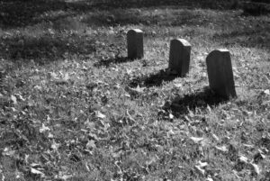 O tânără a intrat într-o provocare extremă: a pozat goală în cimitir. Ce riscă aventuriera