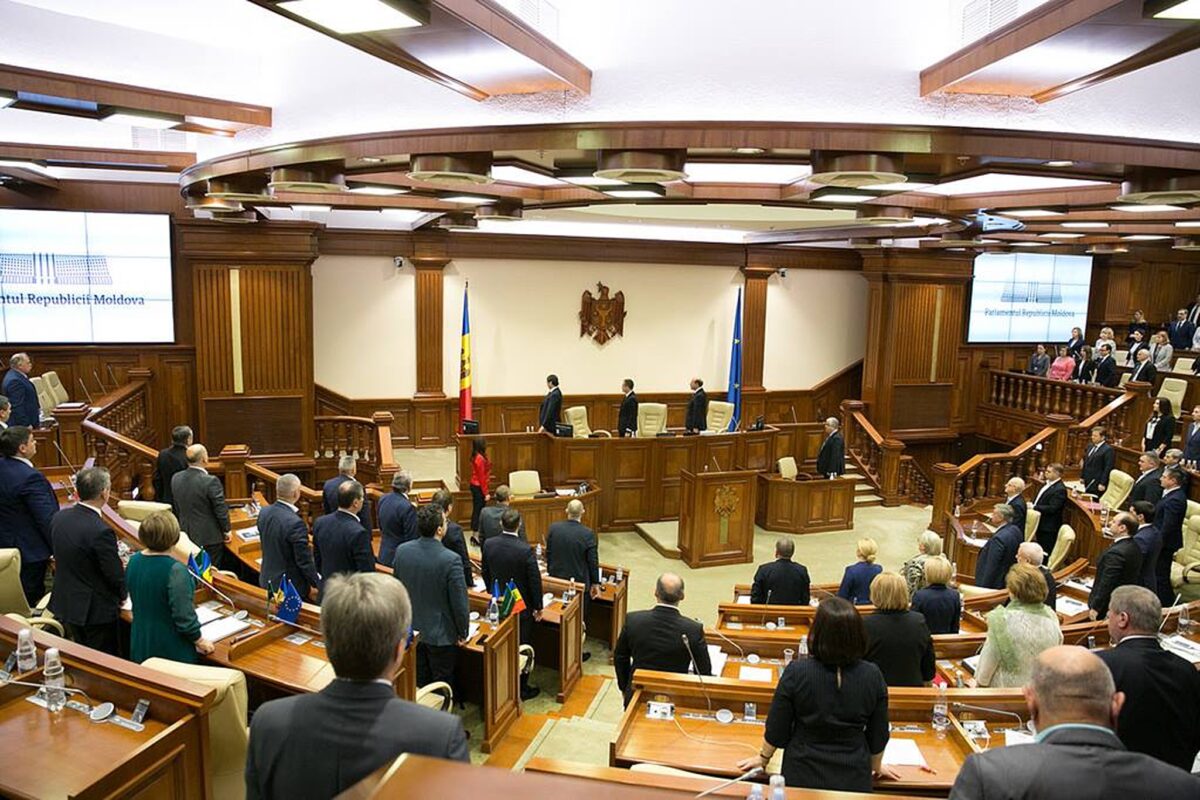 Parlamentul Republicii Moldova, evacuat de urgență după declanșarea alarmei de incendiu