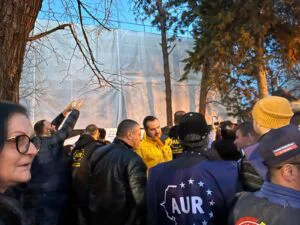 Mobilizare în fața vilei de protocol, unde va locui Klaus Iohannis. Oamenii au ieșit la protest
