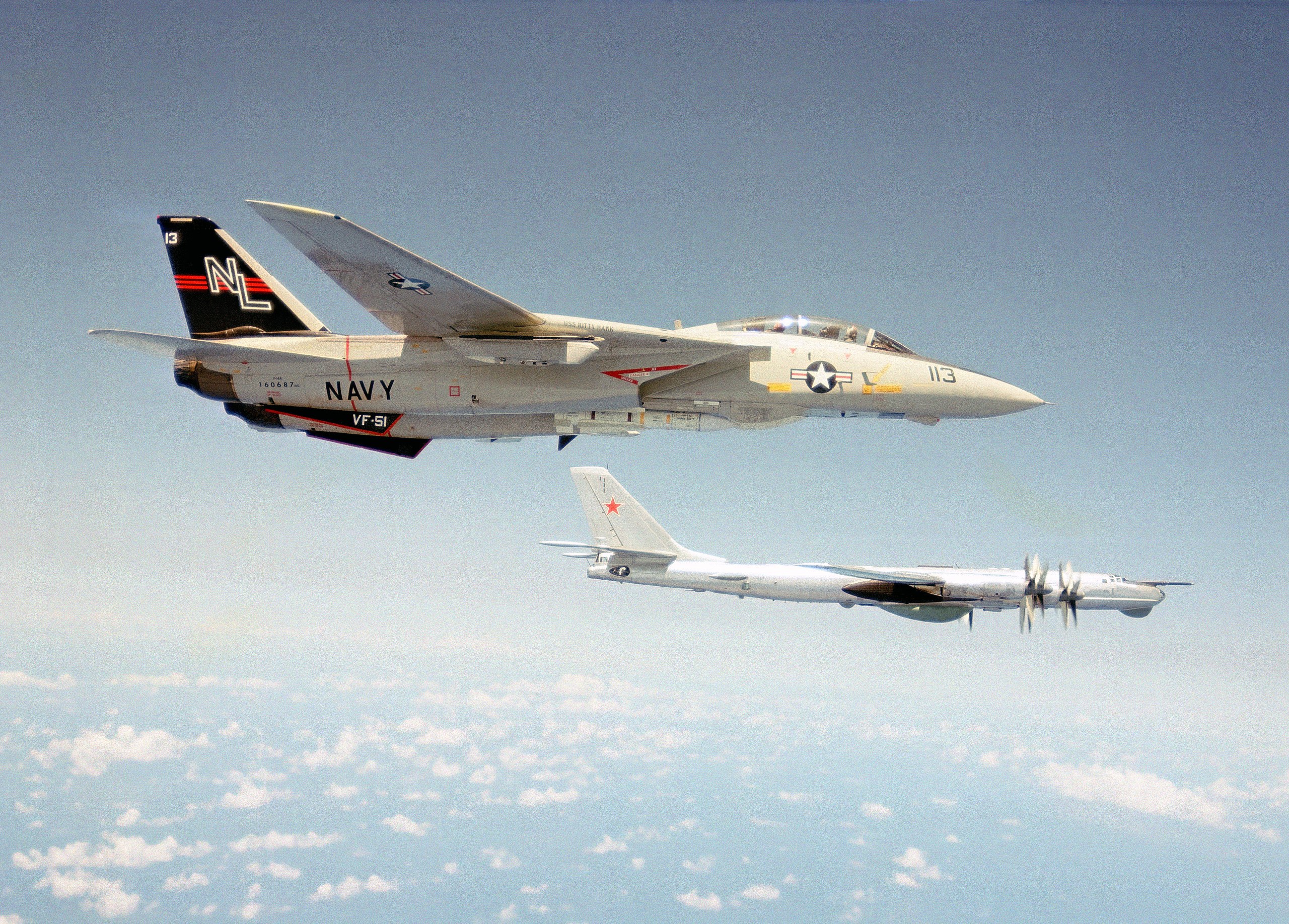 Fotografie din Războiul Rece: F-14 Tomcat interceptează bombardierul sovietic Tu-95 Bear-A/B.