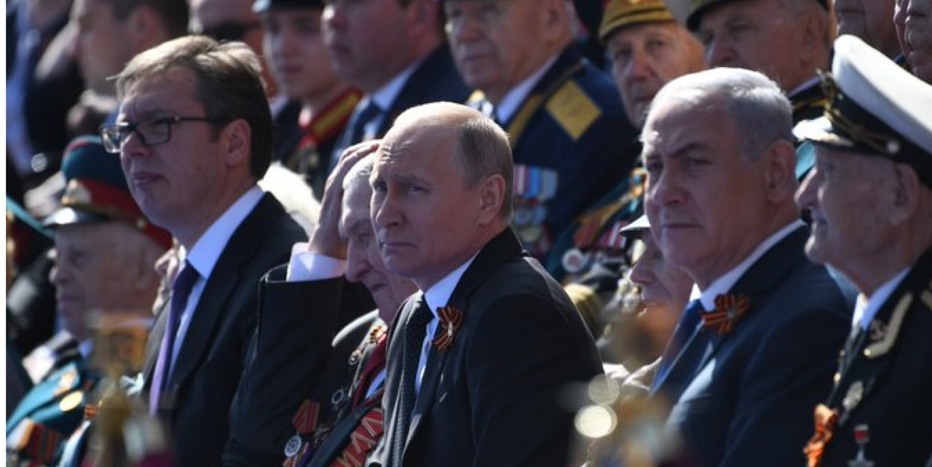 Vladimir Putim, cu Vucic, președintele Serbiei, și Netanyahu, premierul Israelului, la parada militară anuală de ziua Victoriei. Sursa Foto- Kremlin.ru