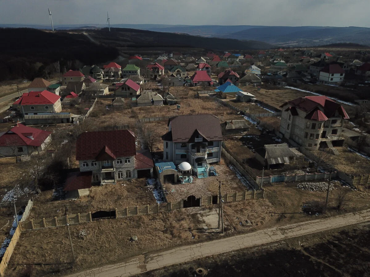 Exclusiv. „Ţara Vulcăneşti”. Cum trăieşte cea mai populată localitate de romi din Republica Moldova. Video și Foto