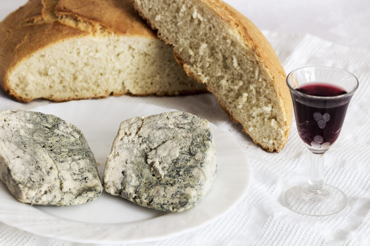 Cabrales, cea mai scumpă brânză cu mucegai din lume, a fost vândută la licitație