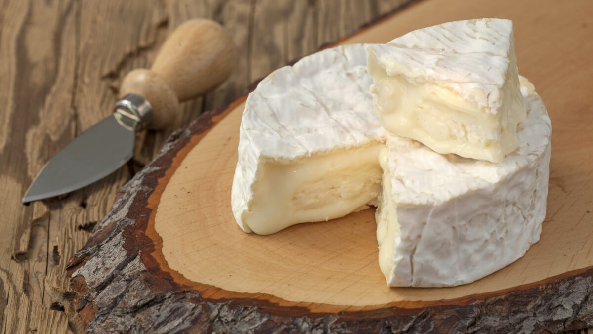 Brânza Camembert ar putea dispărea din Franța. Ce au descoperit oamenii de știință