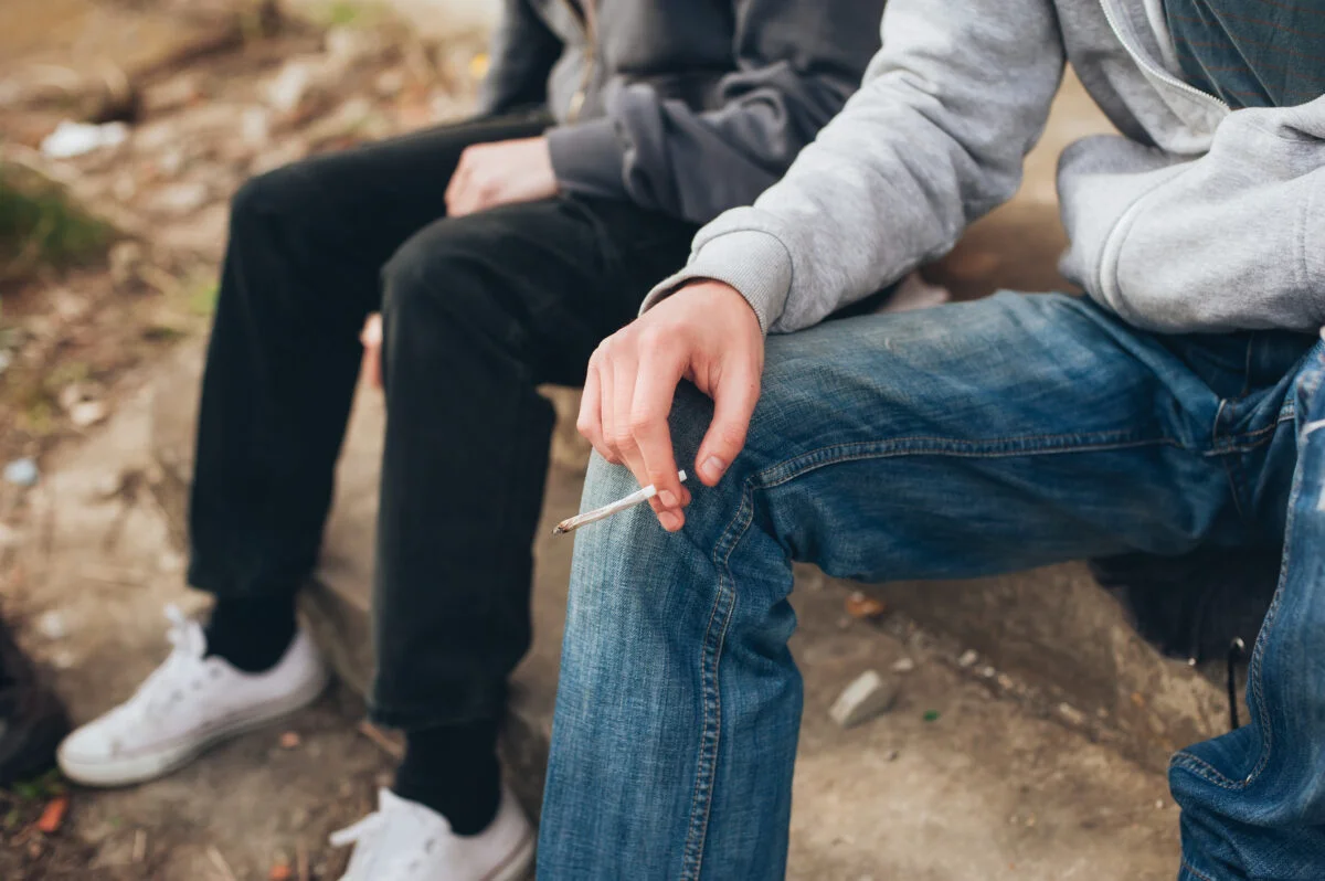 Elev de 15 ani, înjunghiat în parc de un adolescent de 17 ani, pentru o țigară