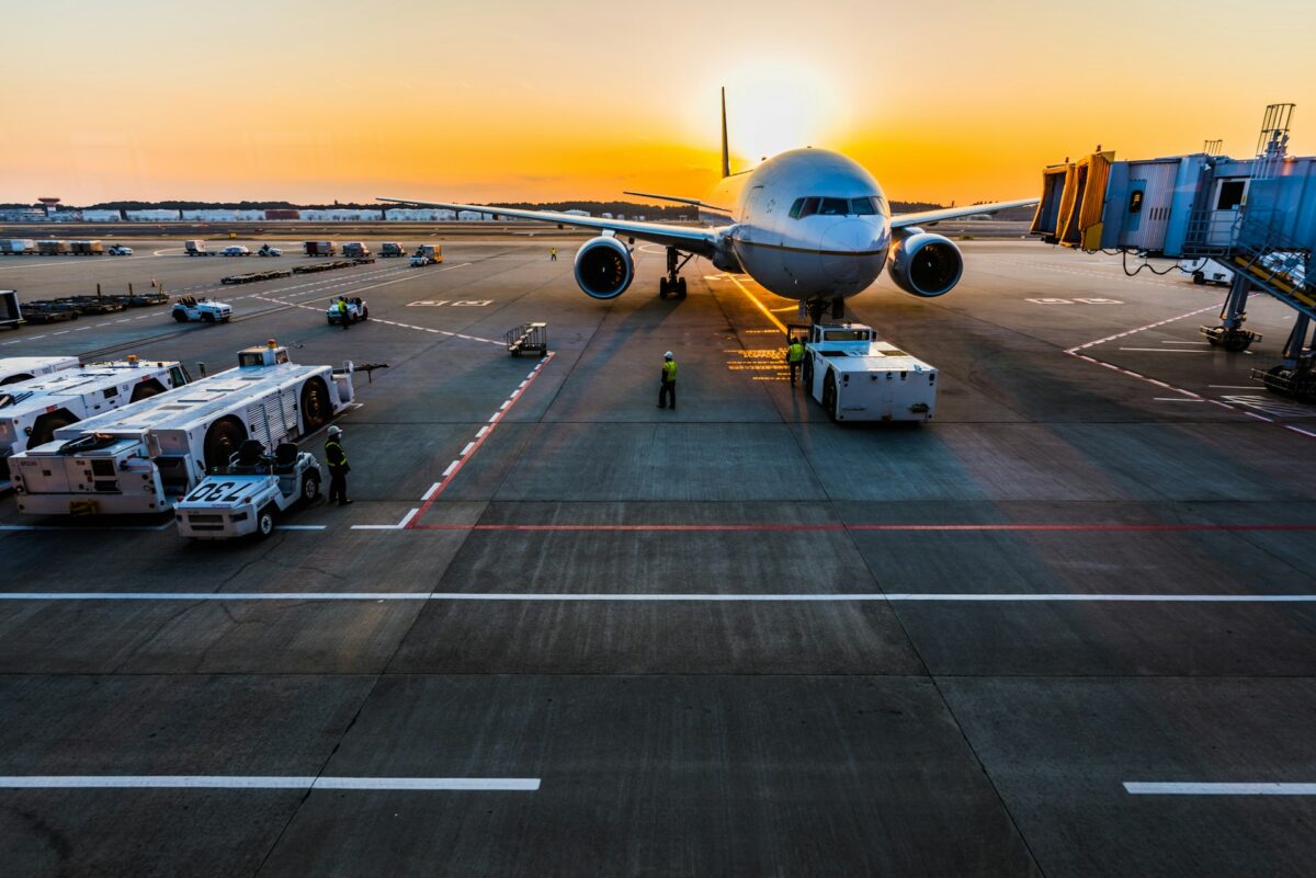 Angajații unei mari companii aeriene anunță că vor intra în grevă. Mii de zboruri ar putea fi afectate