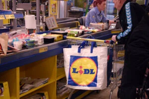 Ce salariu are un casier la LIDL. Cum arată programul și beneficiile