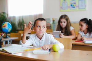Începe cea de-a doua etapă de înscriere a copiilor în clasa I. Câte locuri au mai rămas disponibile