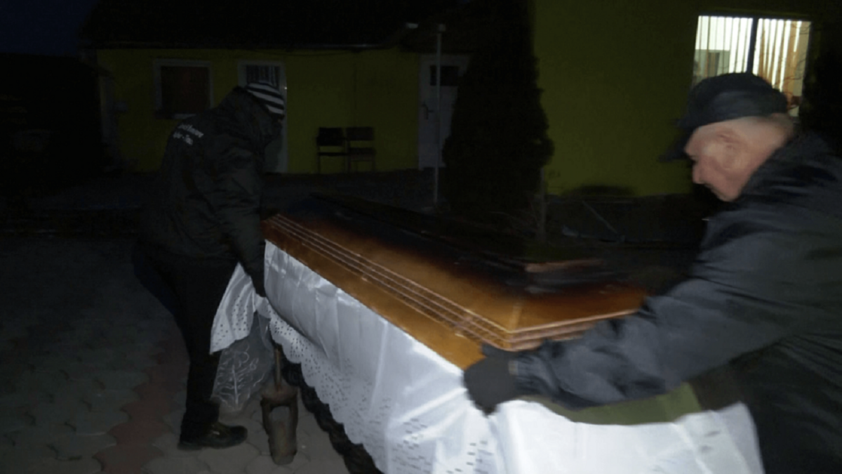 Protest cu mortul în faţa Primăriei: Să-l îngroape aleșii care au mărit impozitele