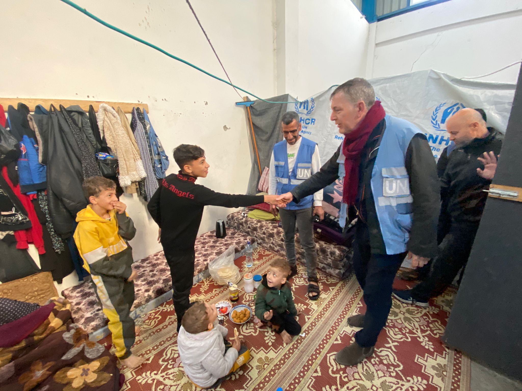 Șeful UNRWA,Philippe Lazzarini, și refugiații palestinieni. Sursa Foto - UNRWA, X 