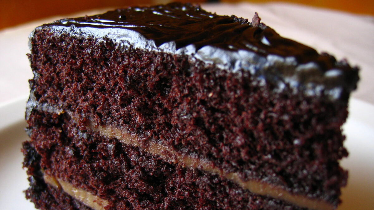 Prăjitura „Eva” cu glazură de ciocolată. O rețetă simplă