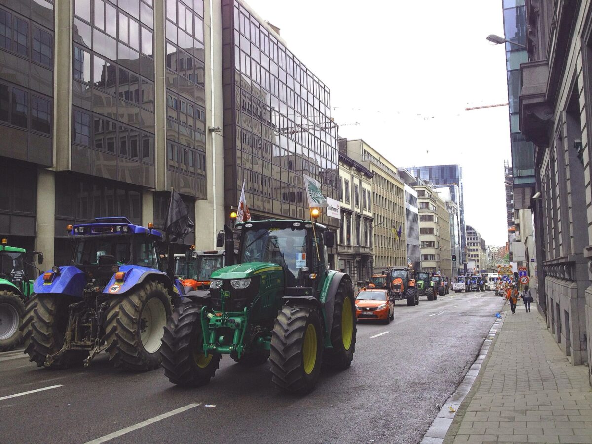 Nou protest cu tractoare la Bruxelles. Fermierii au blocat tot orașul