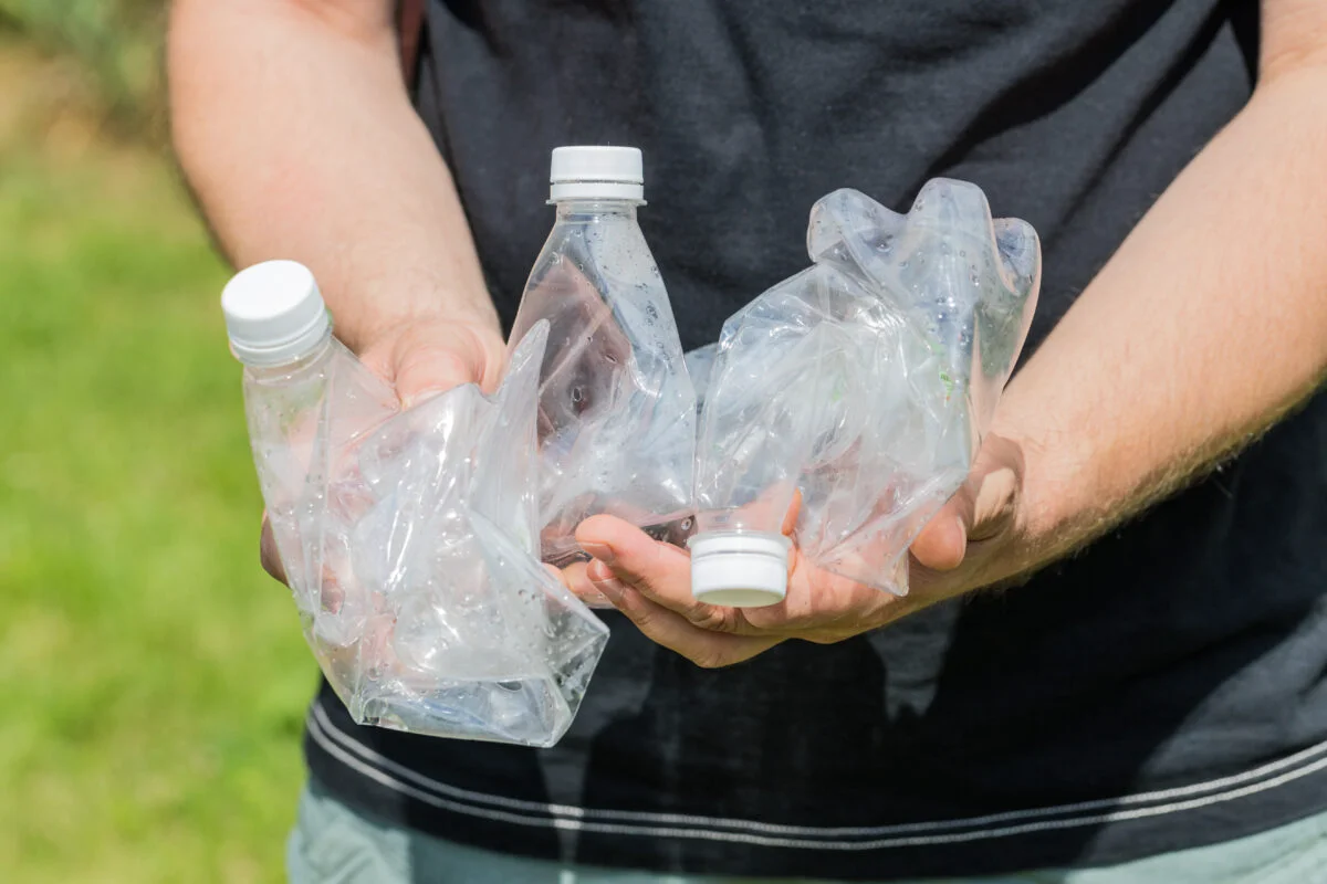 Reciclarea sticlelor din plastic, o mare bătaie de cap pentru români. Care sunt marile probleme