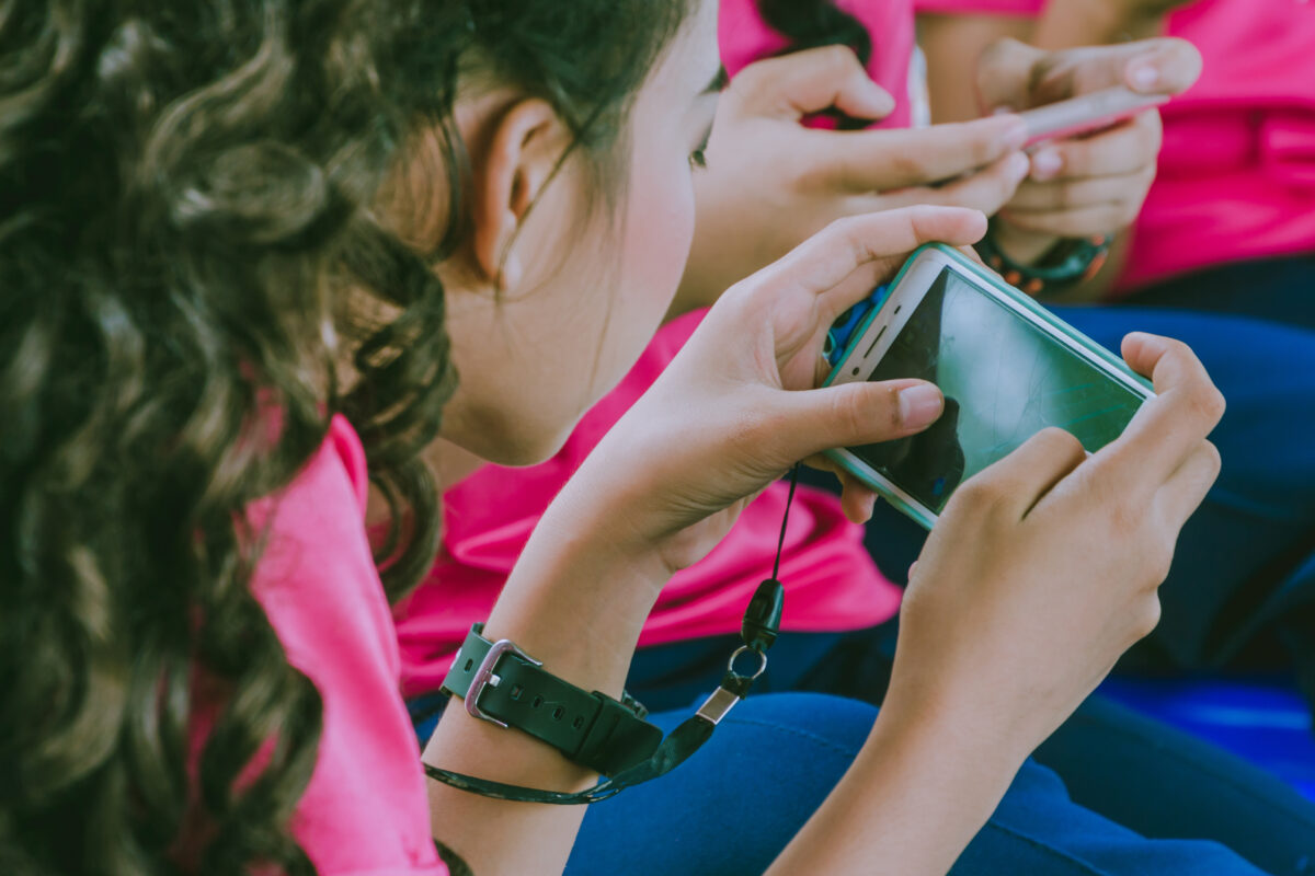 Folosirea telefoanelor mobile la școală. Test pentru elevi, părinți și profesori