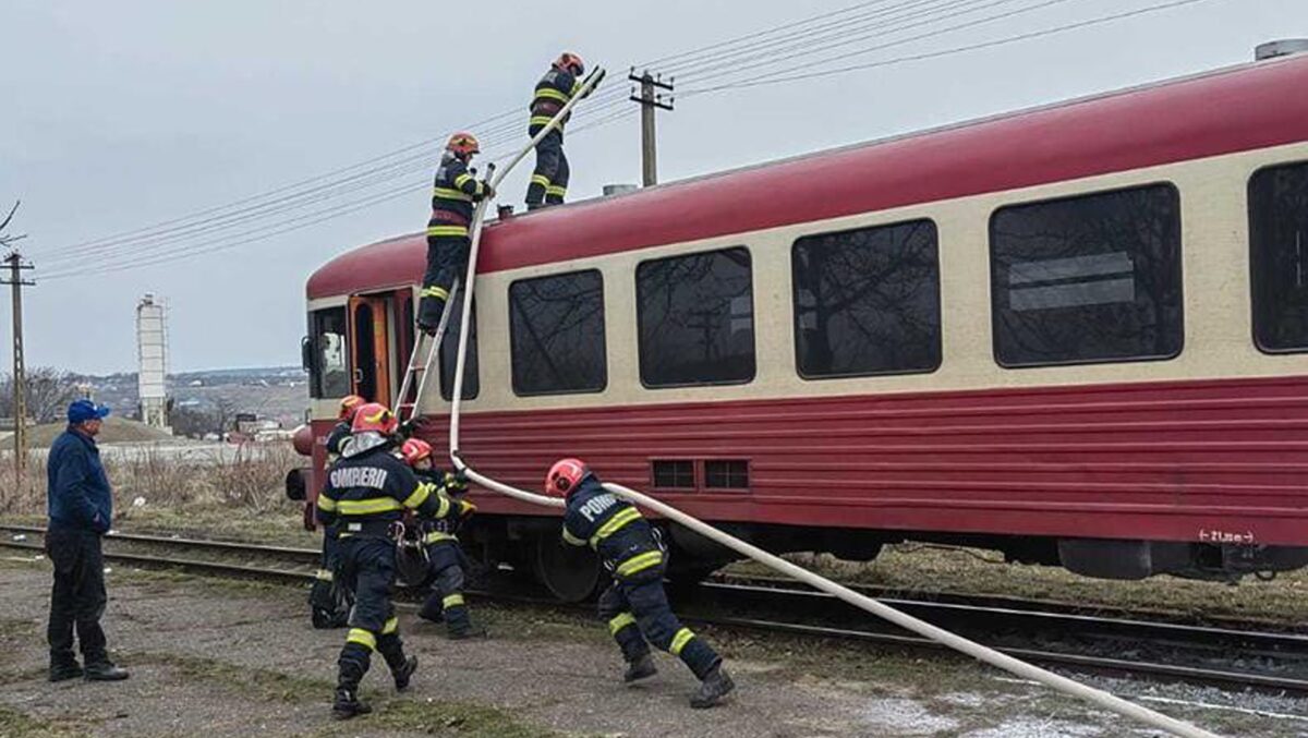 Incendiu la un tren de pe ruta Iași-Hârlău. Pompierii au intervenit de urgență