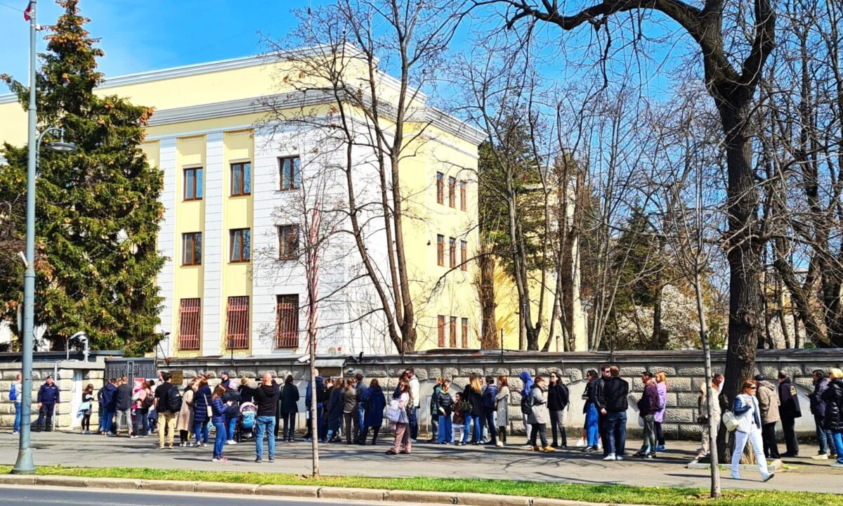 „Prânzul împotriva lui Putin” are ecou și în România. Proteste pasnice în fața Ambasadei Rusiei