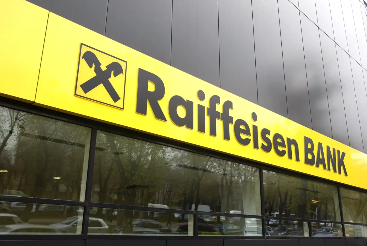 Acțiunile Raiffeisen au căzut cu peste 15%, din cauza afacerii Strabag