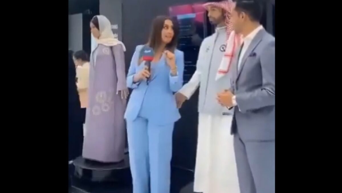 Primul robot „masculin” din Arabia Saudită, filmat în timp ce atinge fundul unei jurnaliste. Video