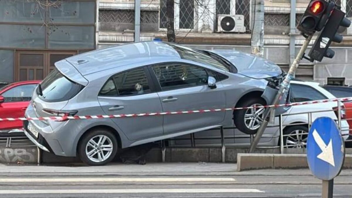 Accident cu trei maşini şi un pieton, în faţa sediului Inspectoratului General al Poliţiei Române. Foto
