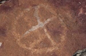 Artă rupestră veche de 9.000 de ani, descoperită printre urmele de dinozauri în Brazilia