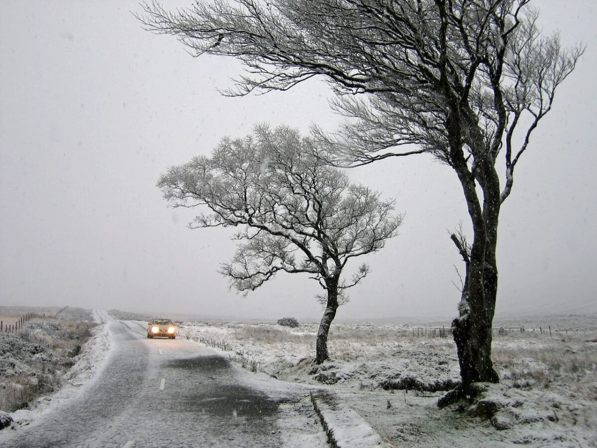 Ninge puternic în România. Șoferii sunt sfătuiți să nu se deplaseze cu masini neechipate de iarnă. Foto
