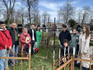 Liceeni din Chișinău îngrijesc mormintele deputaților Sfatului Țării, care au votat Unirea Basarabiei cu România