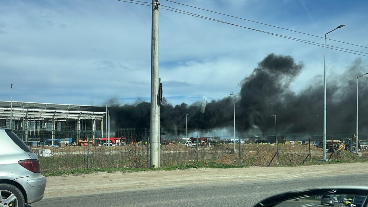 Incendiu la Aeroportul din Craiova. Focul a cuprins noul terminal, în construcție