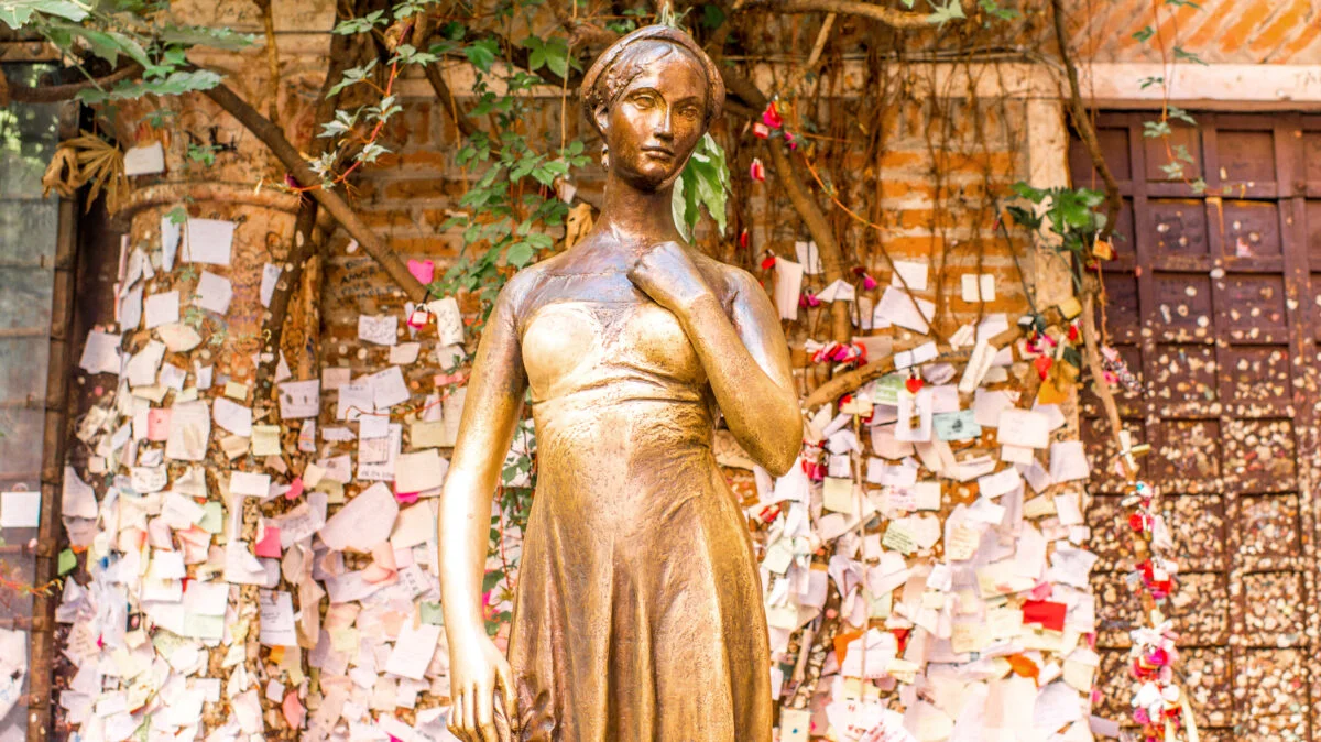Statuia Julietei din Verona, deteriorată din nou turiști. Gestul de la care nu se pot abține