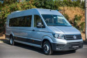 Achiziții controversate. Microbuze electrice cumpărate cu 90.000 de euro, revândute statului cu 200.000 de euro