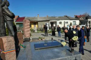 Grigore Vieru, omagiat de Nicolae Ciucă la Chișinău: Memoria sa va rămâne veșnic vie